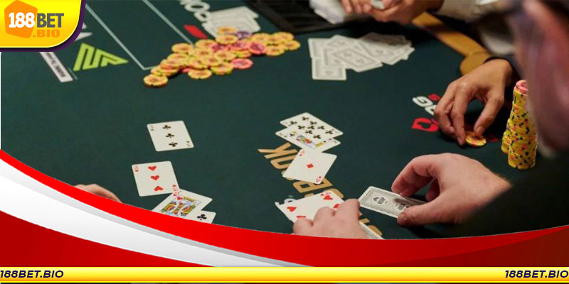 Tham khảo cách một ván bài Poker diễn ra